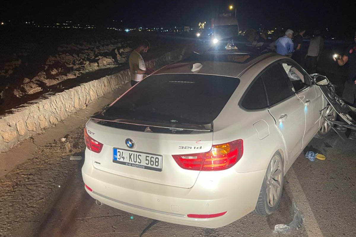Batman’da bariyerlere çarpan otomobilde 1'i ağır, 2 yaralı