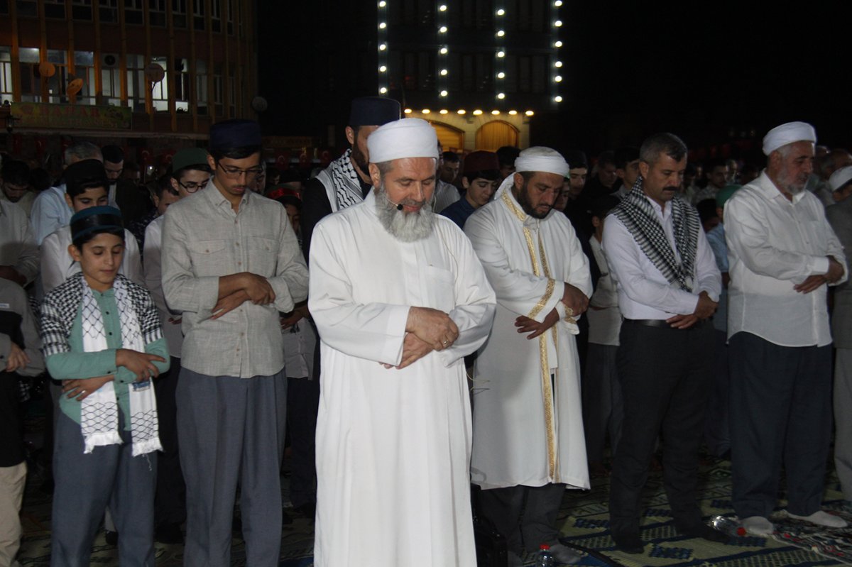 Diyarbakır'da eller Gazze için semaya kalktı