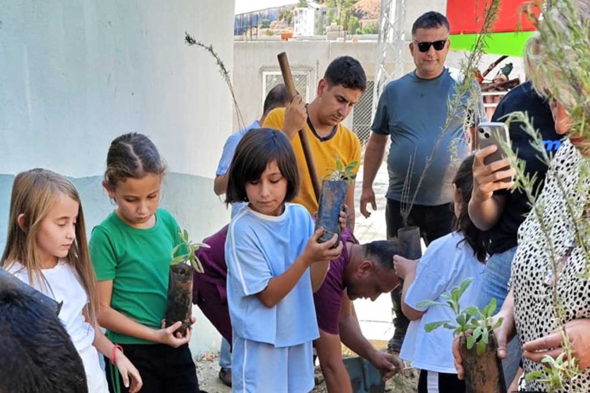 Mersin’de öğrencilere fidan dağıtıldı