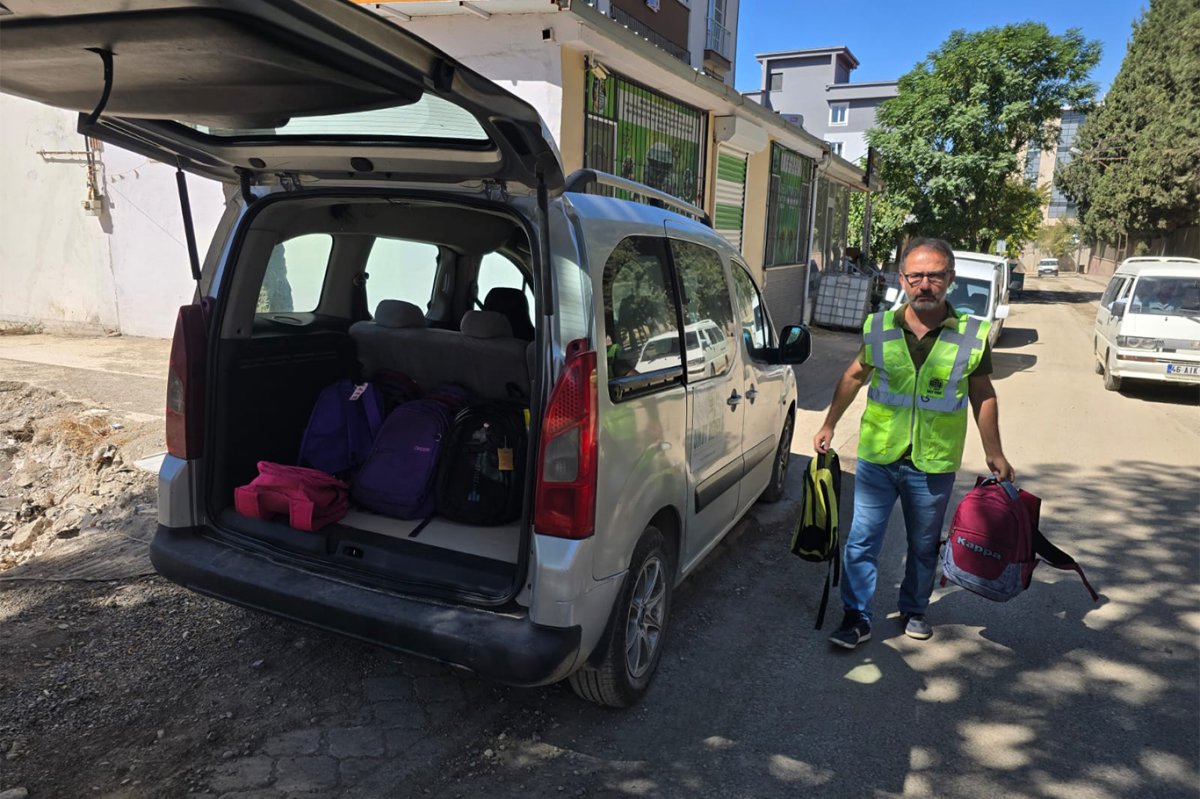 Umut Kervanı, Kahramanmaraş’ta öğrencilere kırtasiye desteği sağladı