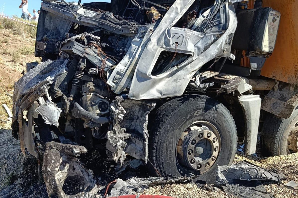 Diyarbakır'da kamyon kaza yaptı: Şoför yanarak hayatını kaybetti