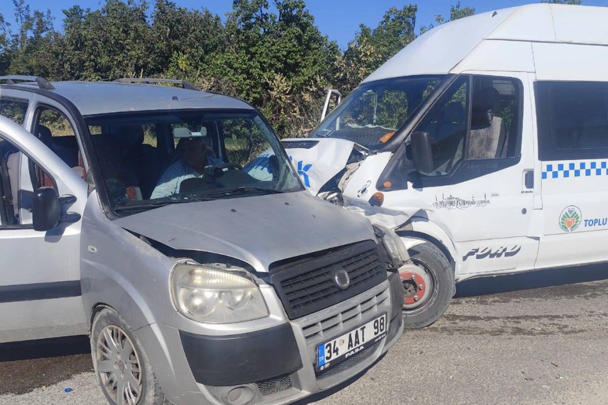 Malatya'da minibüs ile hafif ticari araç çarpıştı: 3 yaralı