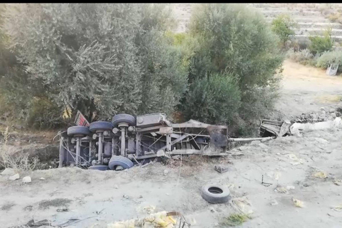 Otobüs ile çarpışan tır alev alev yandı: 1 yaralı
