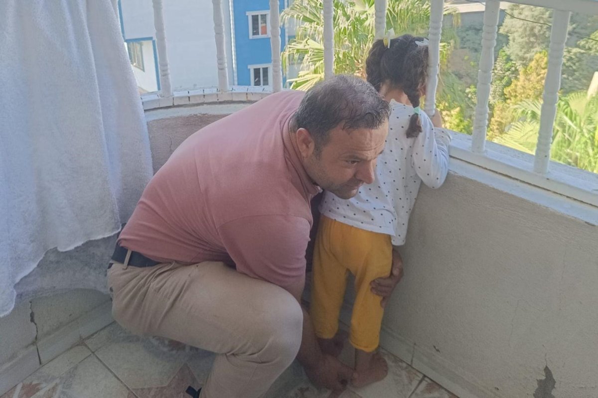 Başı demirlere sıkışan çocuk, itfaiye ekipleri tarafından kurtarıldı