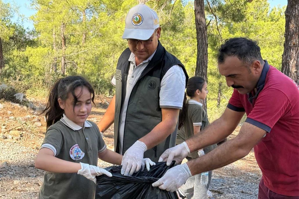 Mersin'de öğrencilerle çöp toplama etkinliği düzenlendi
