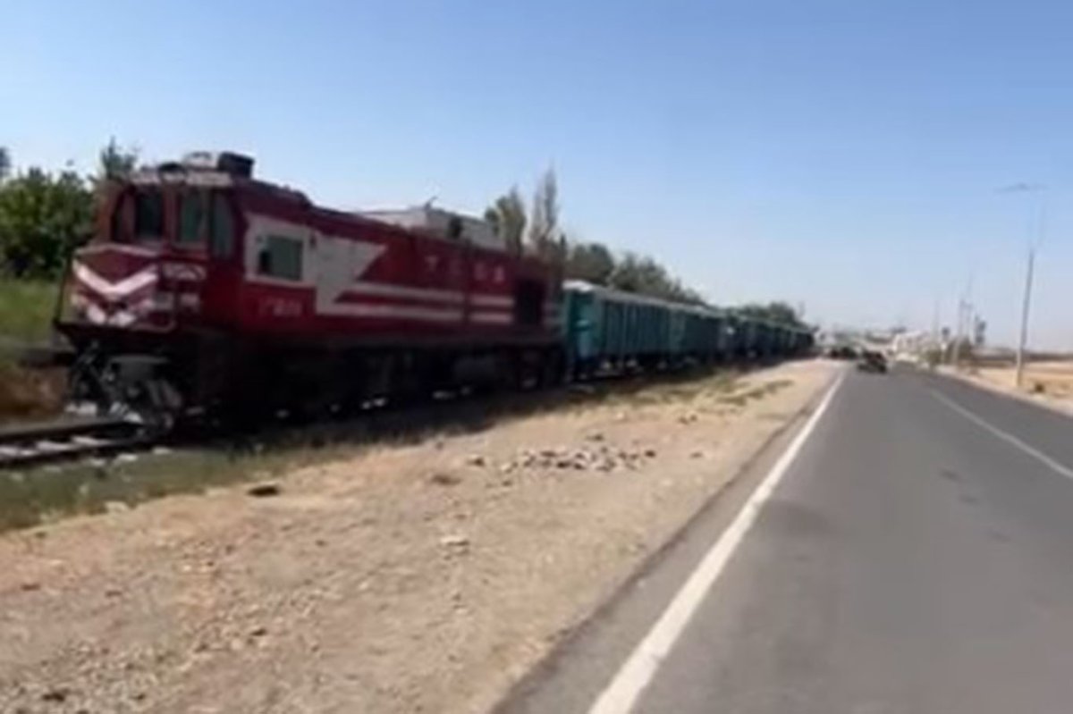 Batman'da yük treni araçla çarpıştı