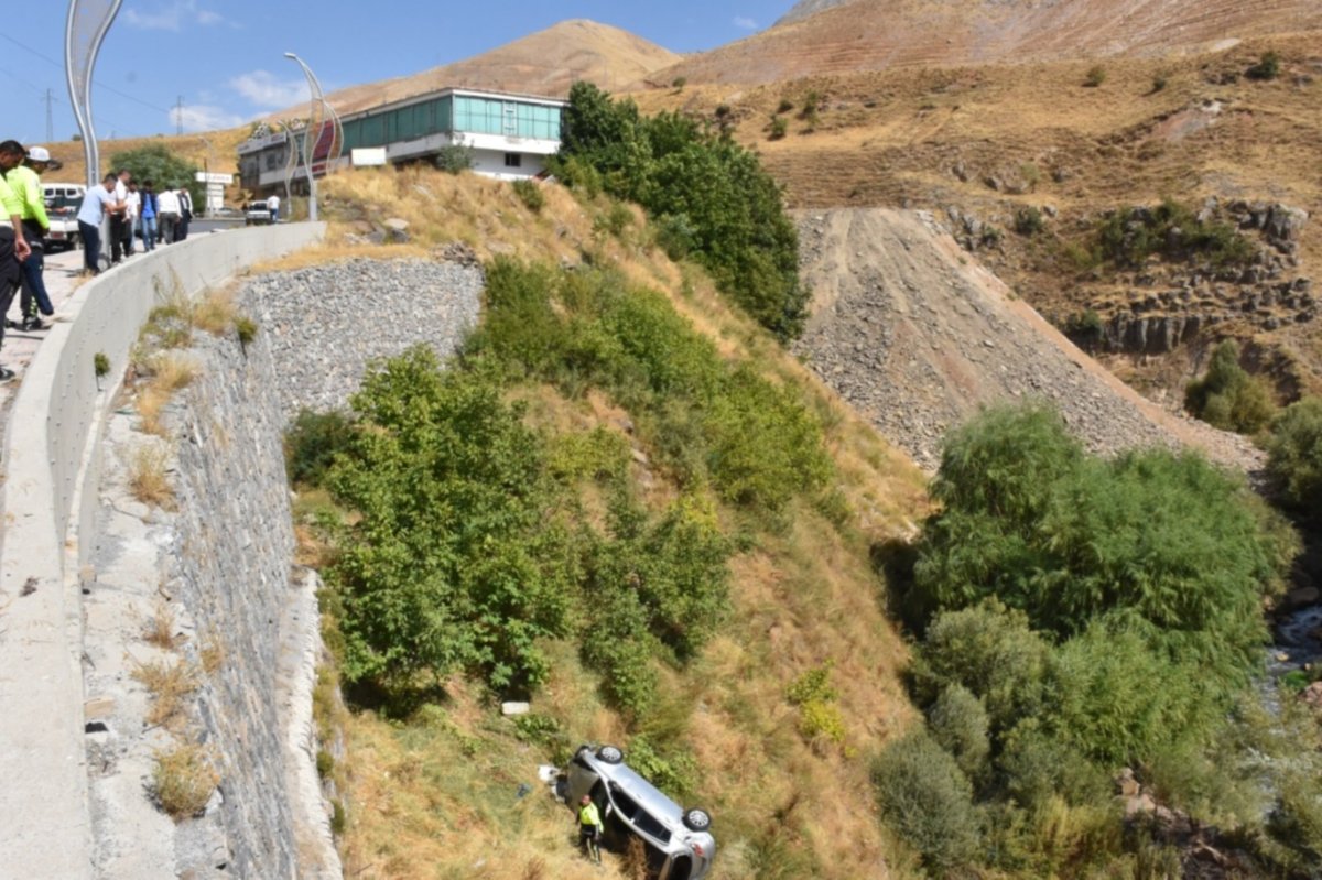 Bitlis'te otomobil şarampole devrildi: Biri ağır, 2 yaralı