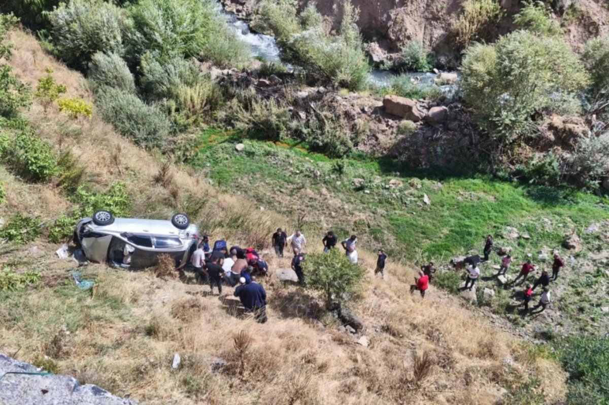 Bitlis'te otomobil şarampole devrildi: Biri ağır, 2 yaralı