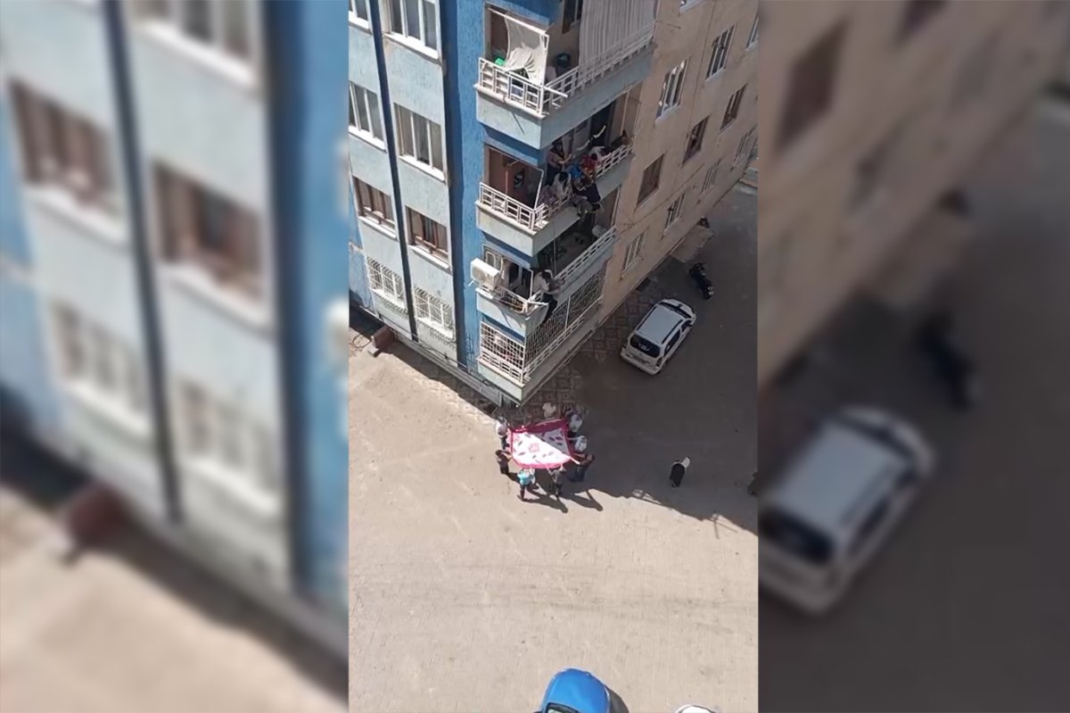 Diyarbakır'da down sendromlu çocuk balkondan düşmekten son anda kurtarıldı