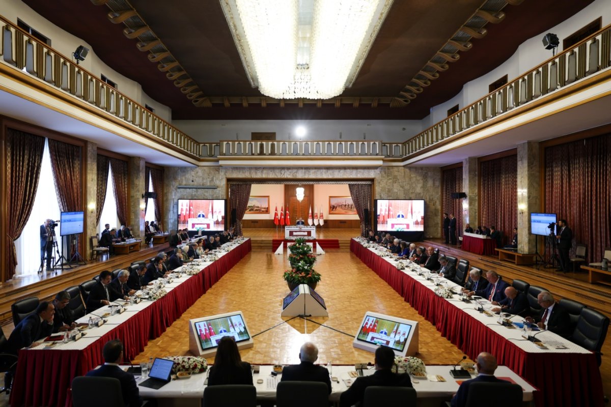 Kurtulmuş: Geçmişin tartışmalarına takılmadan, ortak kimlik ve değerler etrafında birleşmeliyiz