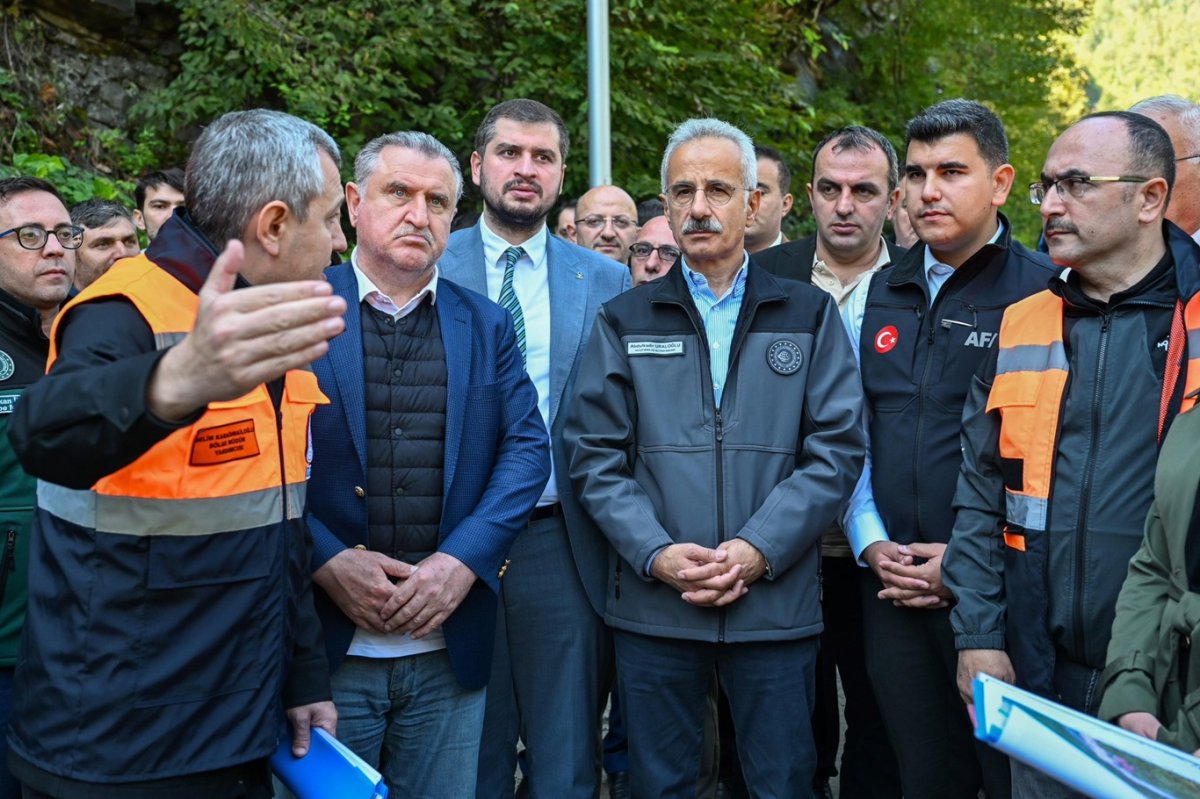 Bakan Uraloğlu, selin vurduğu Artvin'de
