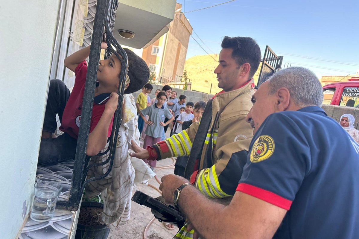 Cizre’de başı demirlere sıkışan çocuk, itfaiye tarafından kurtarıldı
