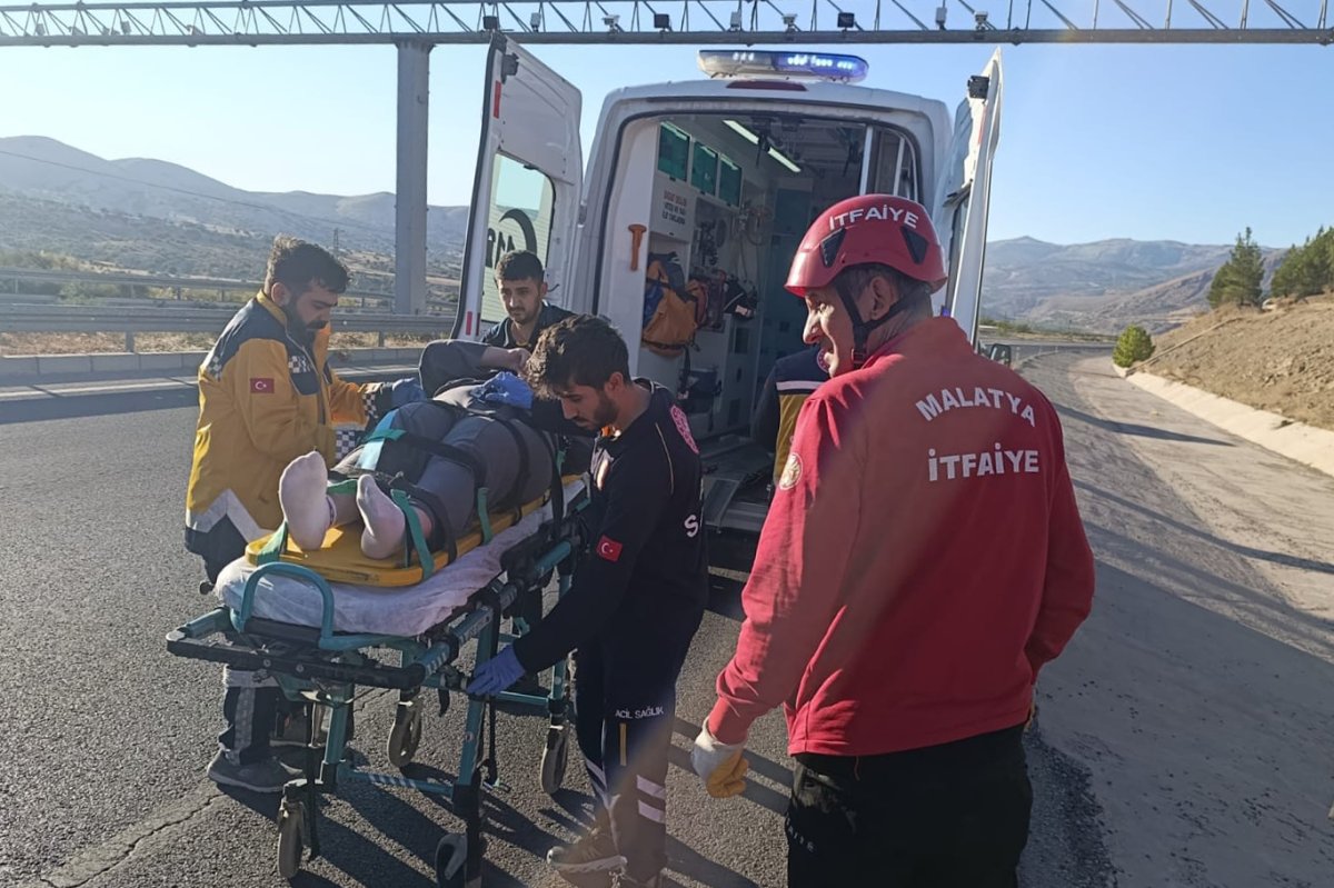 Malatya'da kontrolden çıkan otomobil devrildi: 3 yaralı