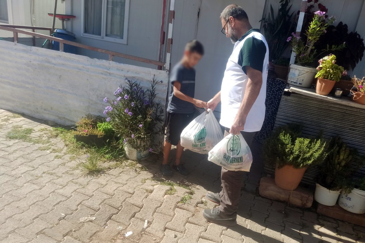 Umut Kervanı'ndan Hatay'da ihtiyaç sahibi ailelere erzak desteği