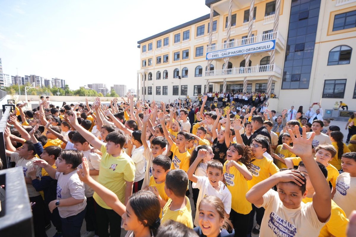 Bakan Tekin ortaokul öğrencilerine haber vermeden ziyaret gerçekleştirdi