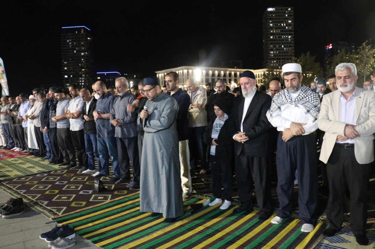 İstanbul'da eller Gazze için semaya kalktı
