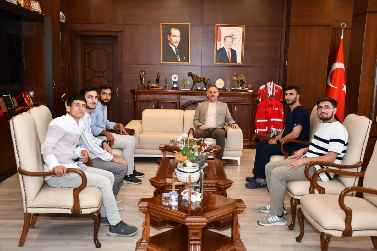 Harran Üniversitesi öğrencilerinden rektöre anlamlı ziyaret