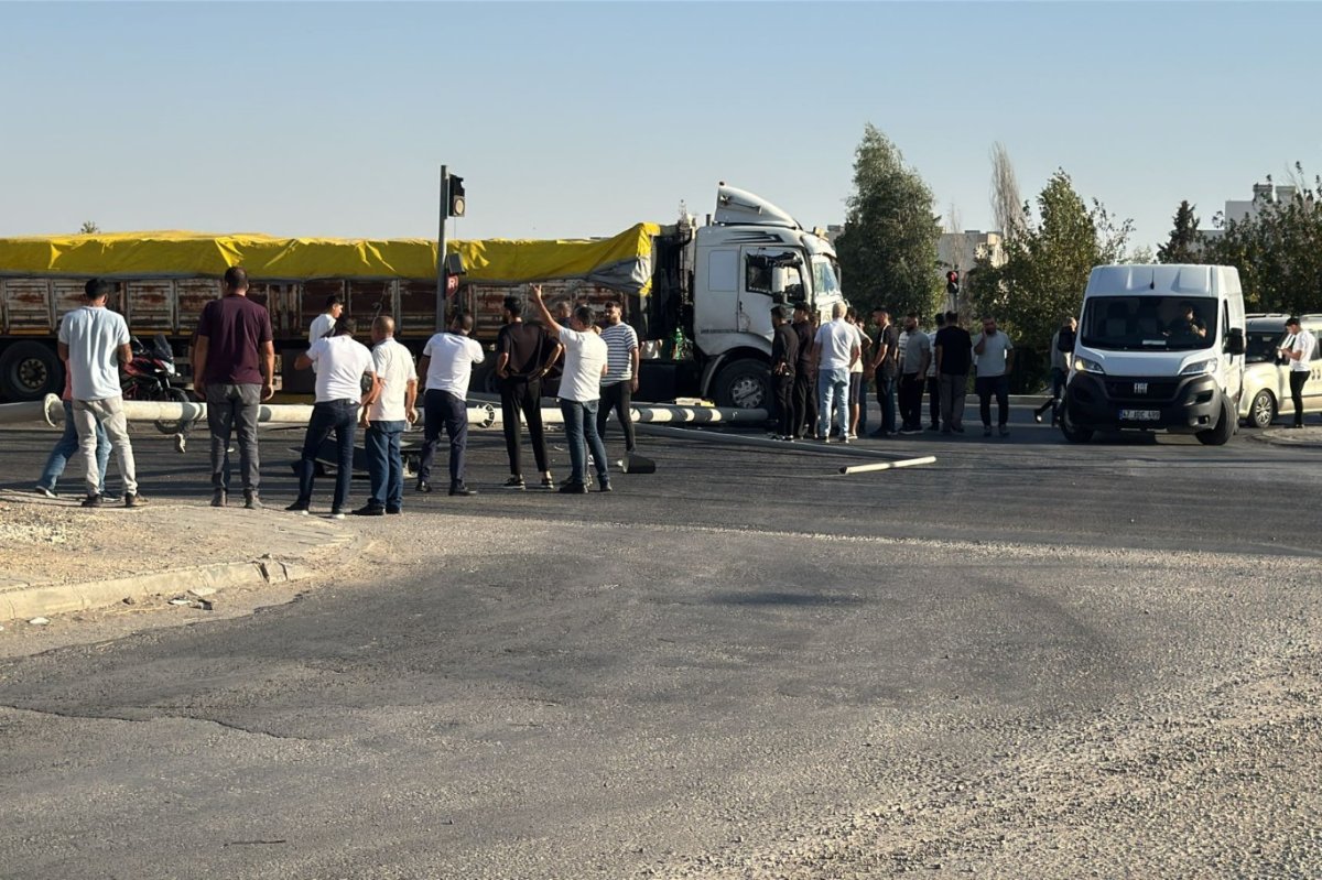 Mardin’de tır trafik ışıklarına çarptı: Yol trafiğe kapandı