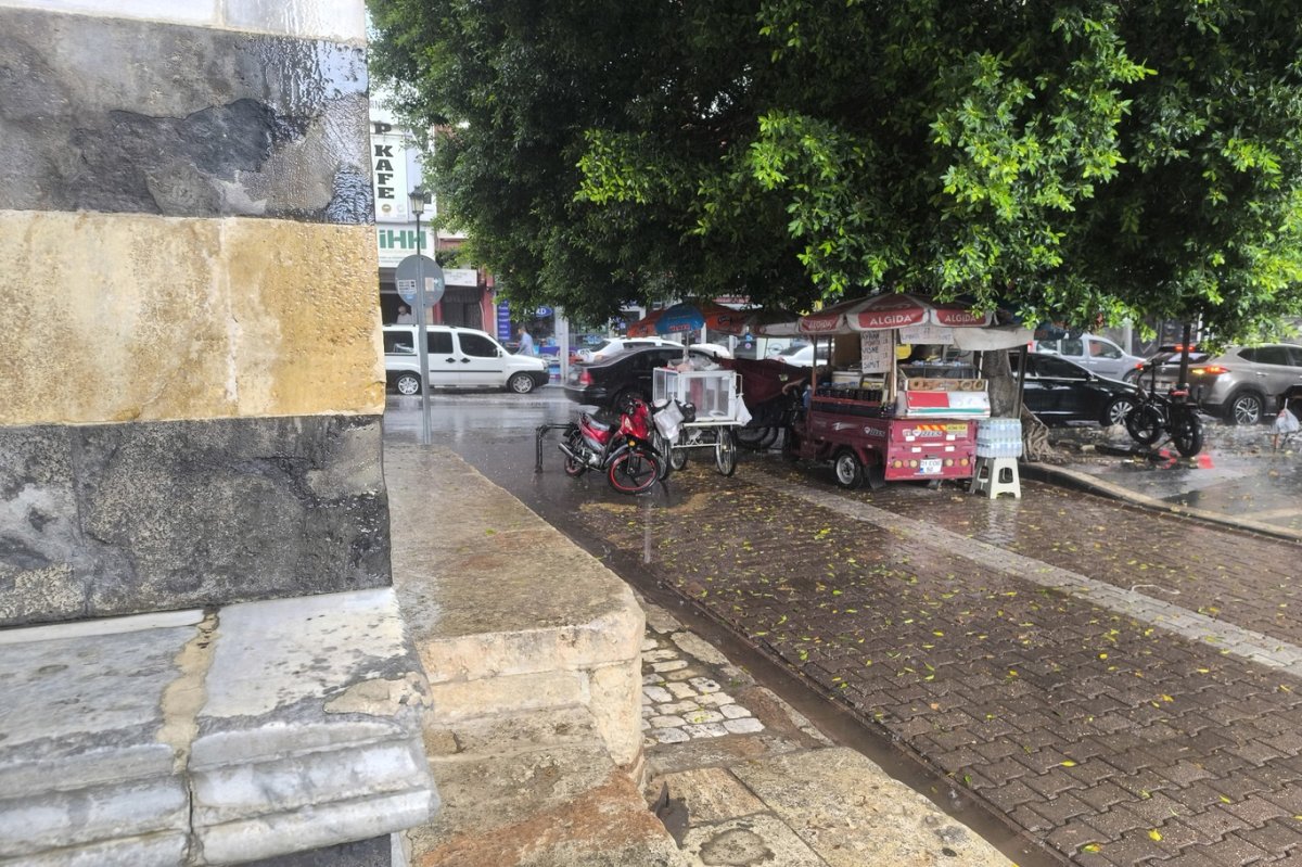 Adana’da beklenen eylül yağmurları başladı