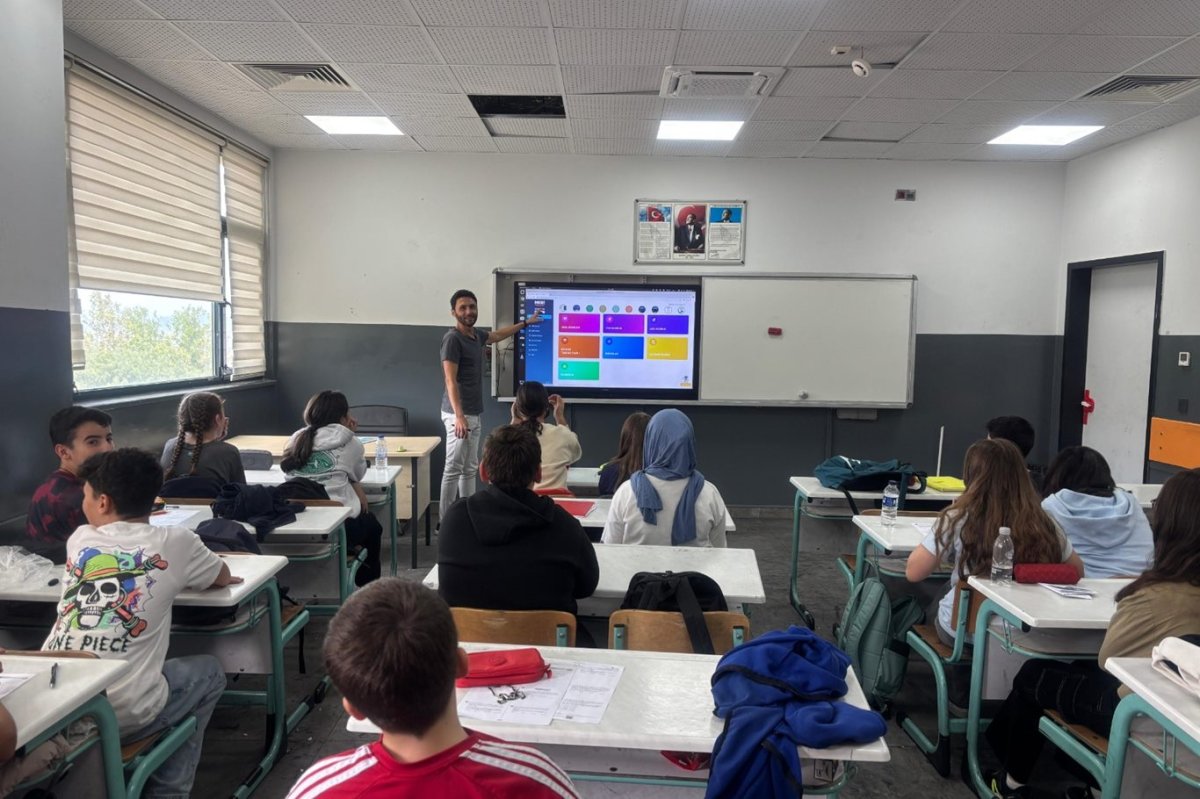 Millî Eğitim Bakanlığı'nın dijital uygulaması MEBİ platformu, öğrencilere tanıtıldı