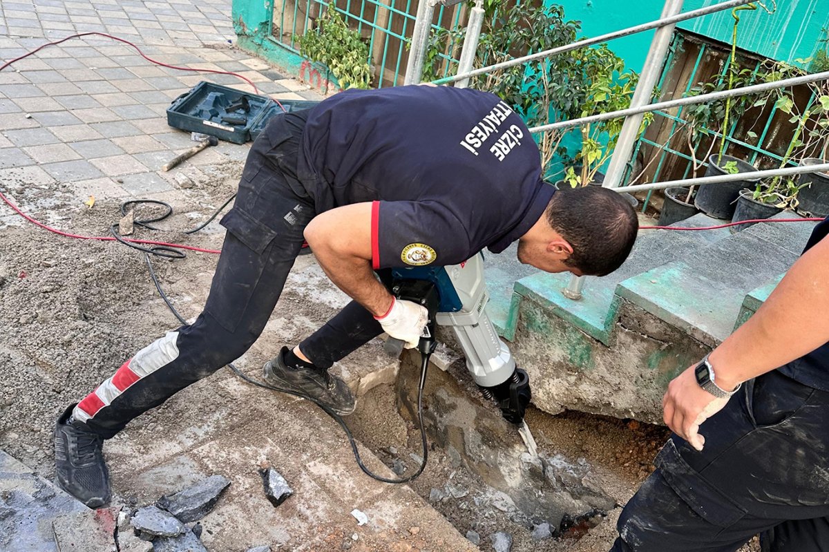 Merdiven boşluğuna sıkışan kedi itfaiye ekipleri tarafından kurtarıldı
