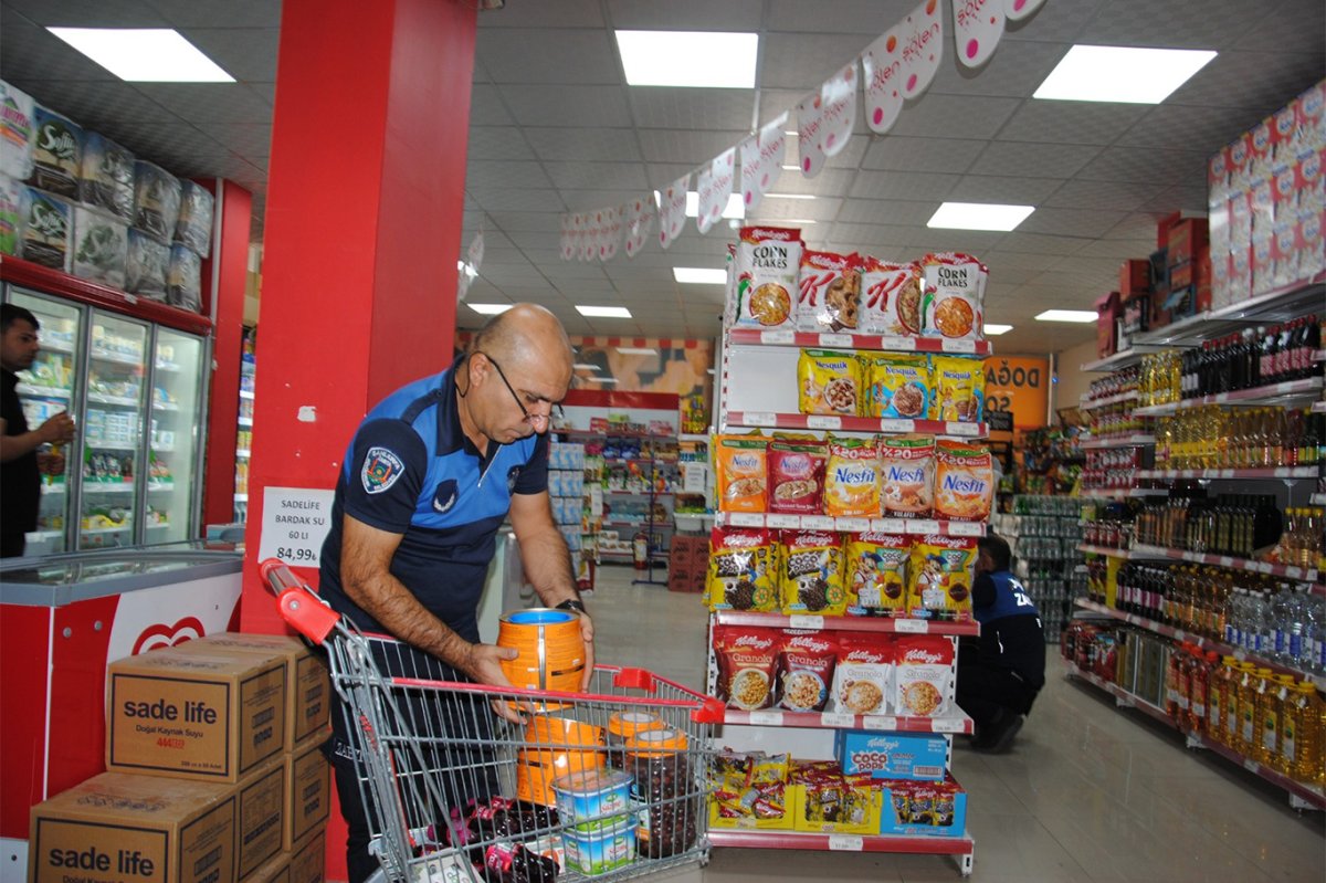 Şanlıurfa’da marketlerde kurtlanmış pirinç ve tarihi geçmiş yüzlerce ürün ele geçirildi