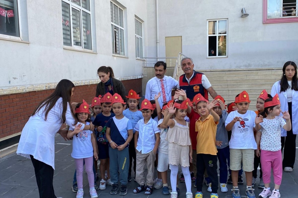 Siirt’te İtfaiye Haftası'nda öğrencilere yangın eğitimi