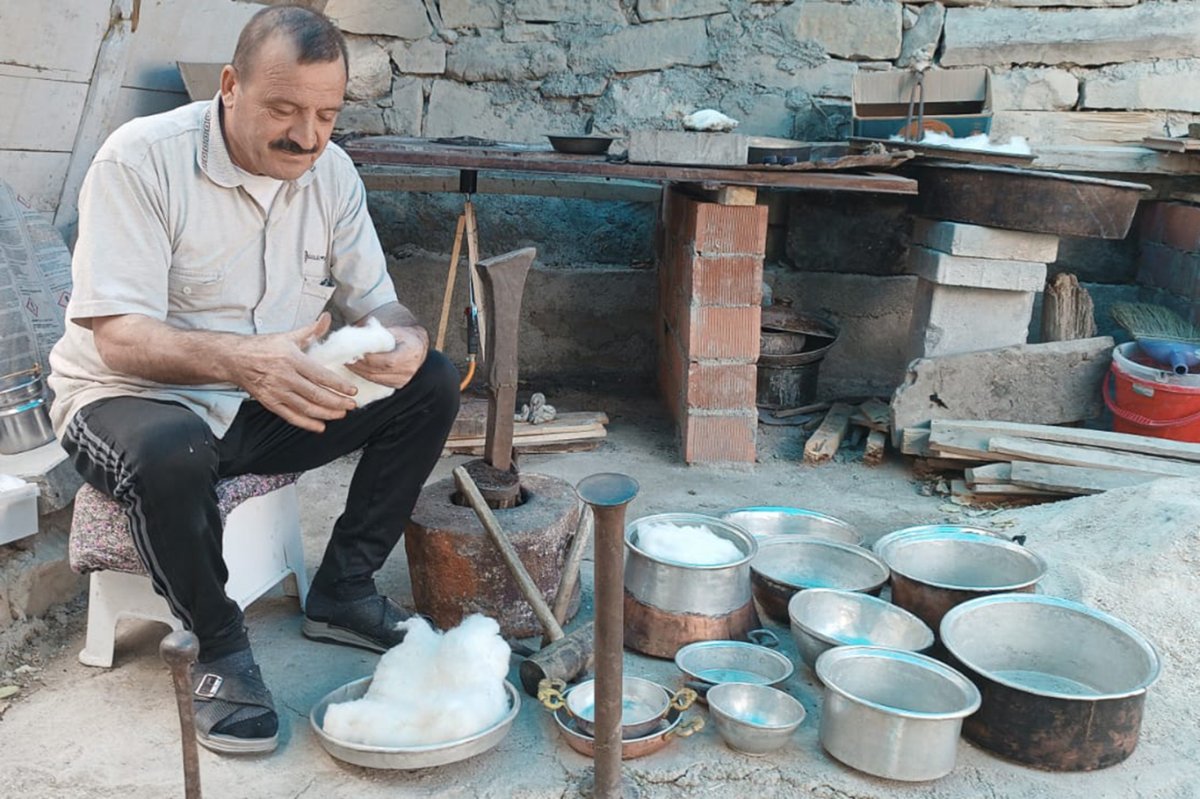 Darende'nin son kalaycısı mesleğini evinde sürdürüyor