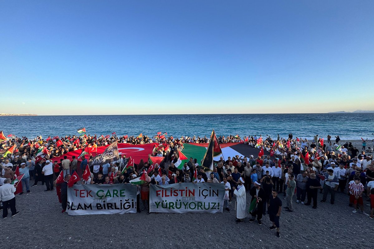 Antalya'da binlerce kişi Gazze'ye destek için yürüdü