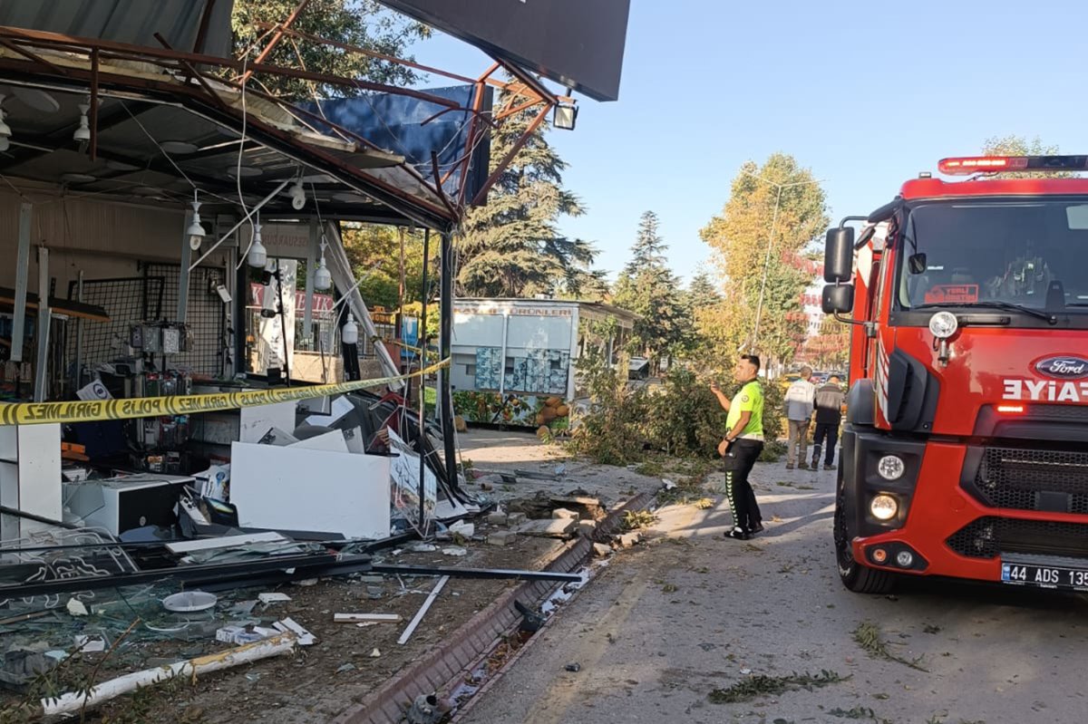 Freni arızalanan kamyon 7 konteyner iş yerine çarptı