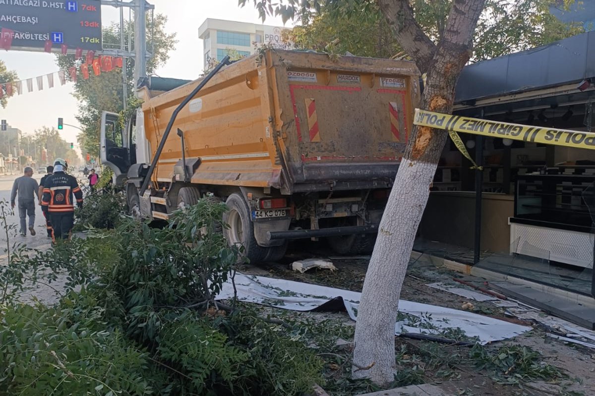 Freni arızalanan kamyon 7 konteyner iş yerine çarptı