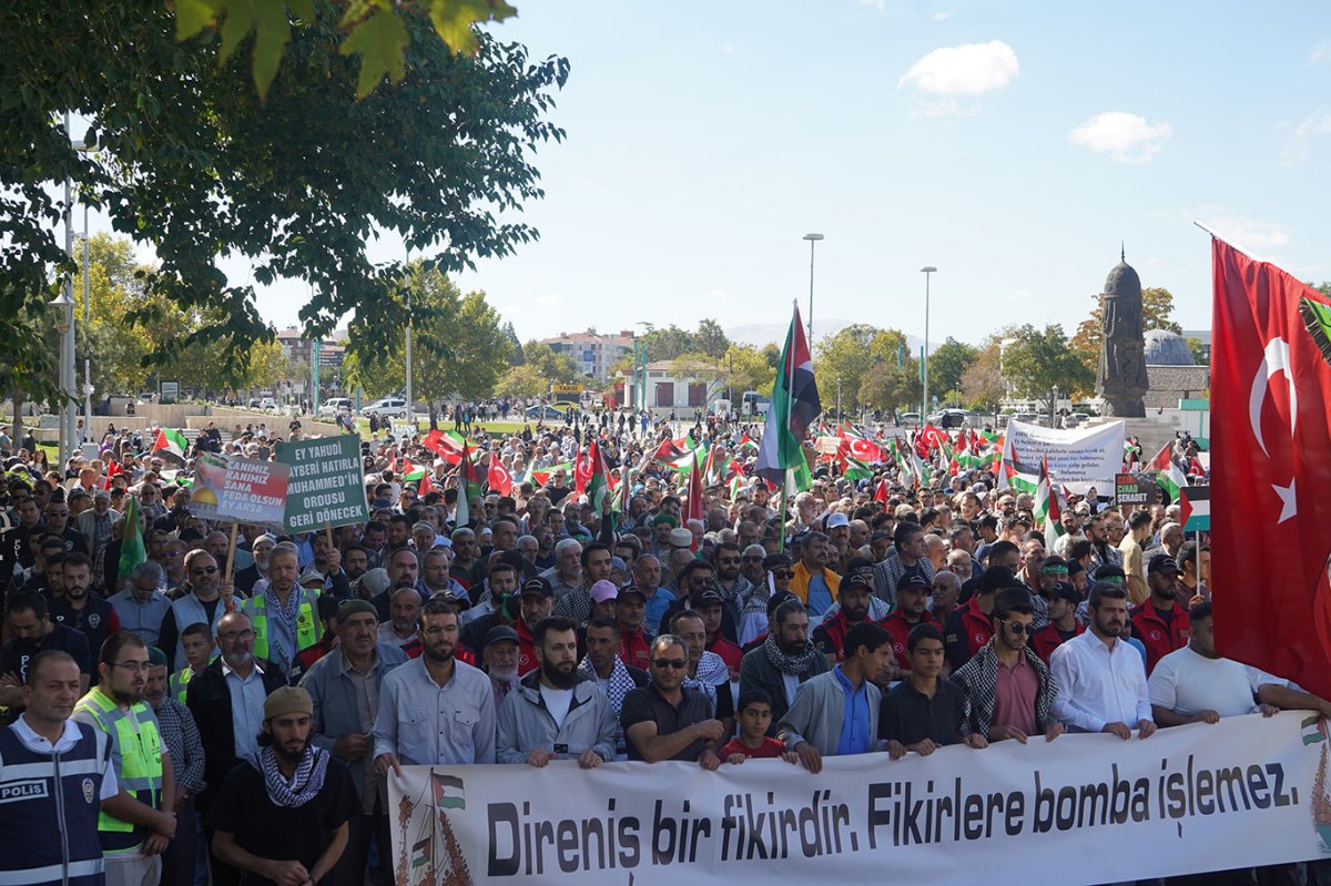 Konya’da Aksa Tufanı Operasyonu’nun 3. yılı dolayısıyla binlerin katılımıyla yürüyüş gerçekleştirildi