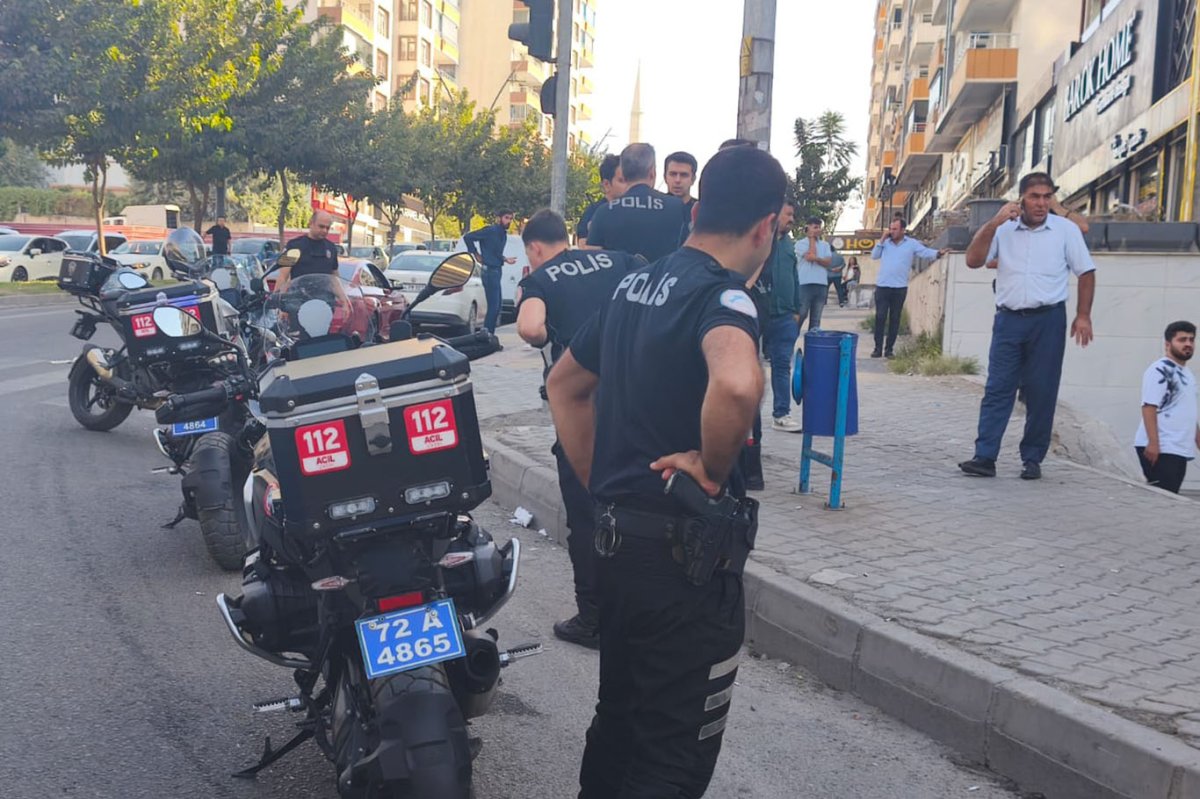 Batman'da esnafın dükkanına saldırı: Araya giren genç ağır yaralandı