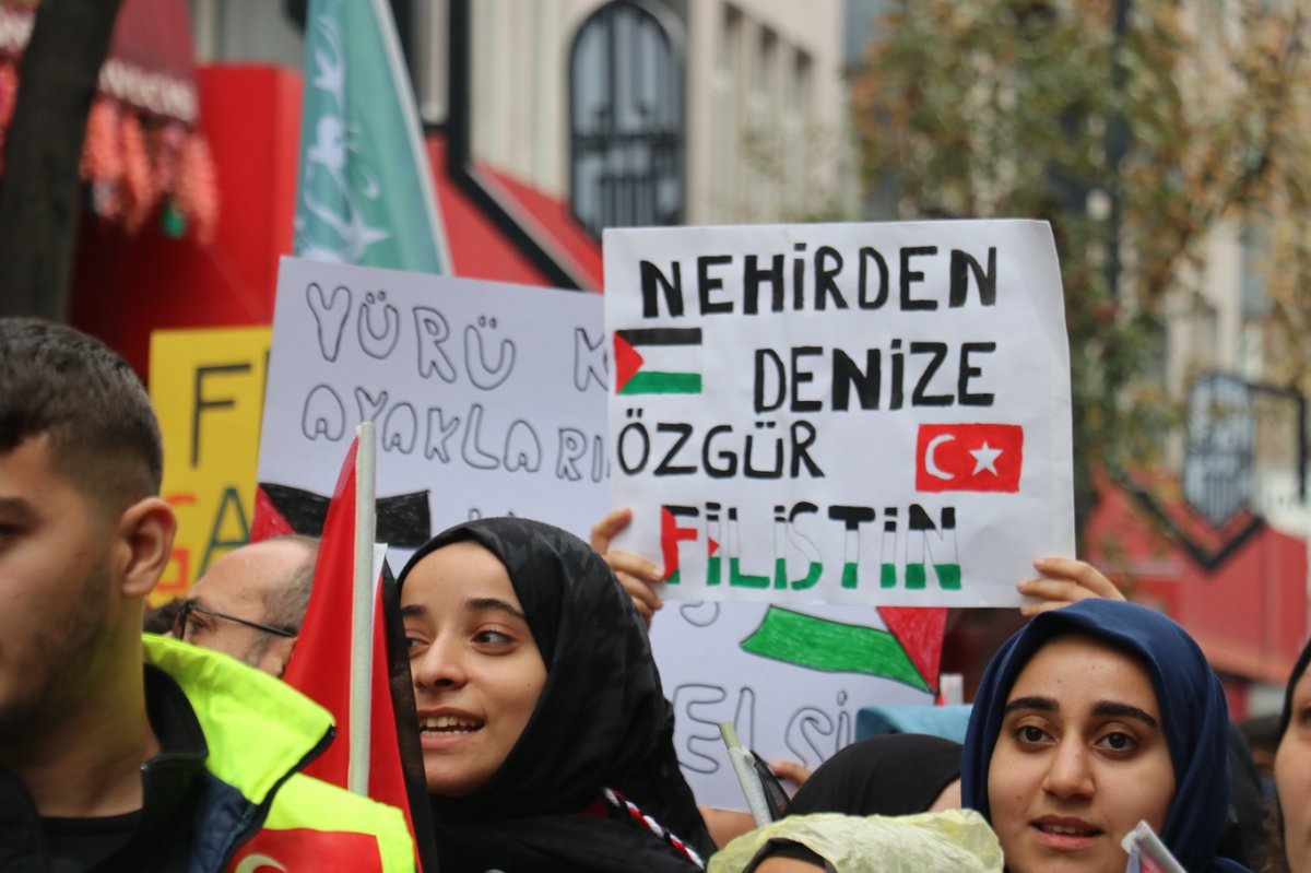 Binlerce öğrenci "Nehirden Denize Özgür Filistin" için yürüdü