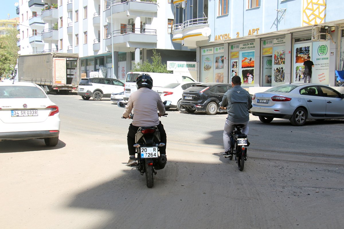 Hayırda yarışanlar: Biri motosikletini biri bisikletini Gazze'ye bağışladı