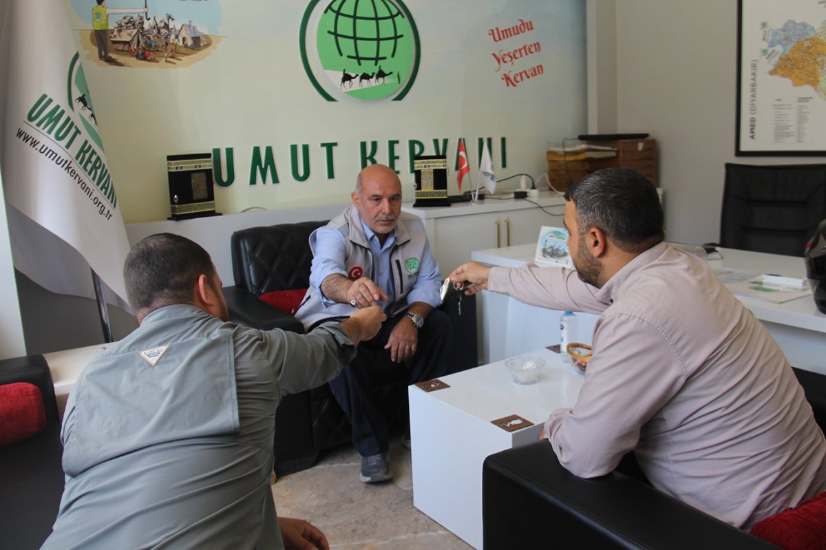 Hayırda yarışanlar: Biri motosikletini biri bisikletini Gazze'ye bağışladı