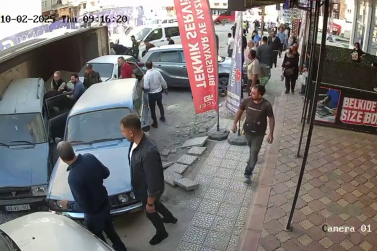 Malatya'da 16 aracın karıştığı zincirle trafik kazası güvenlik kamerasında