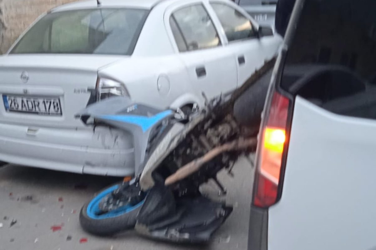 Batman'da motosiklet iki otomobil arasında sıkıştı: Sürücü ağır yaralandı