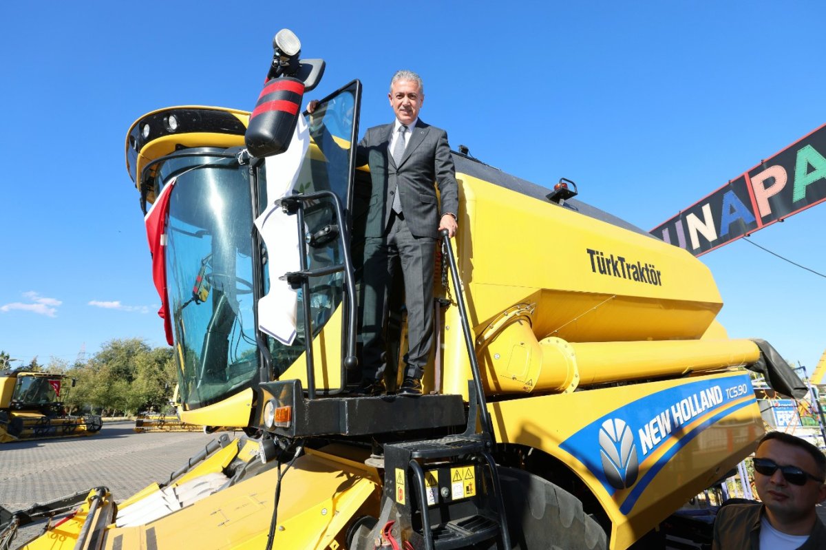 Mardin’de 16 kooperatife 30 biçerdöver teslim edildi