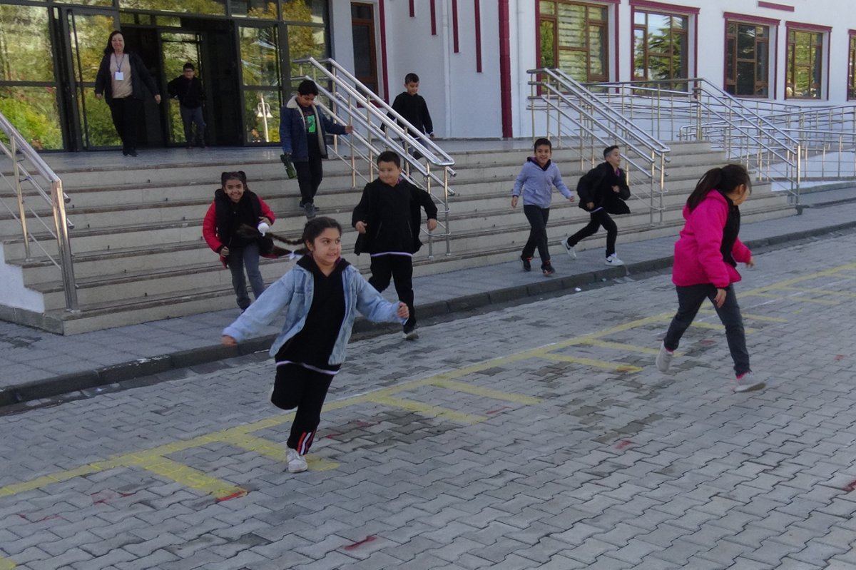 Malatya'daki okullarda eş zamanlı tahliye tatbikatı yapıldı
