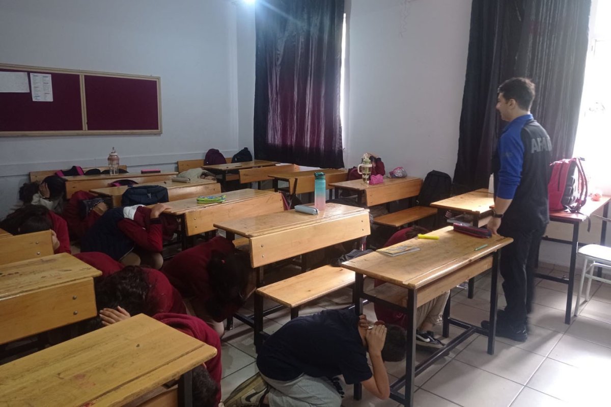 Okullarda eş zamanlı güvenli tahliye tatbikatı gerçekleştirildi