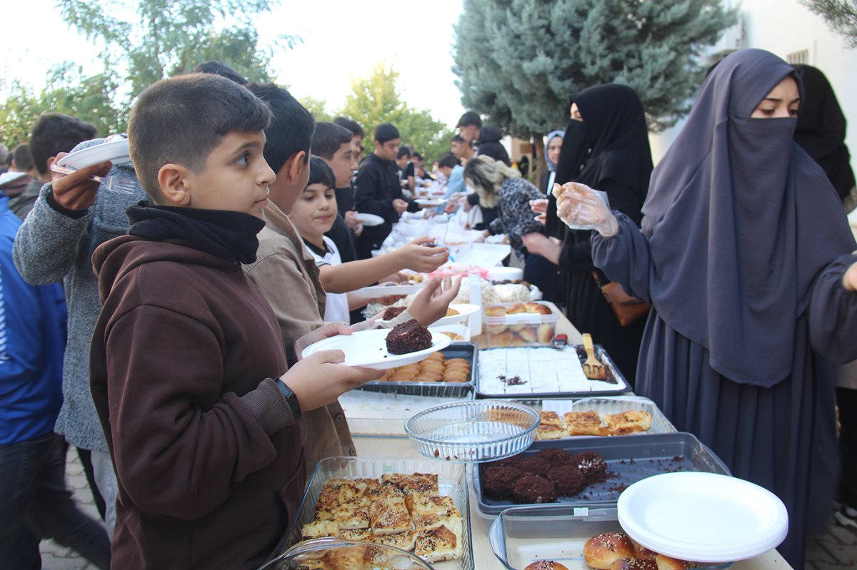 İmam Hatipli öğrenciler Gazzeli akranları yararına kermes düzenledi