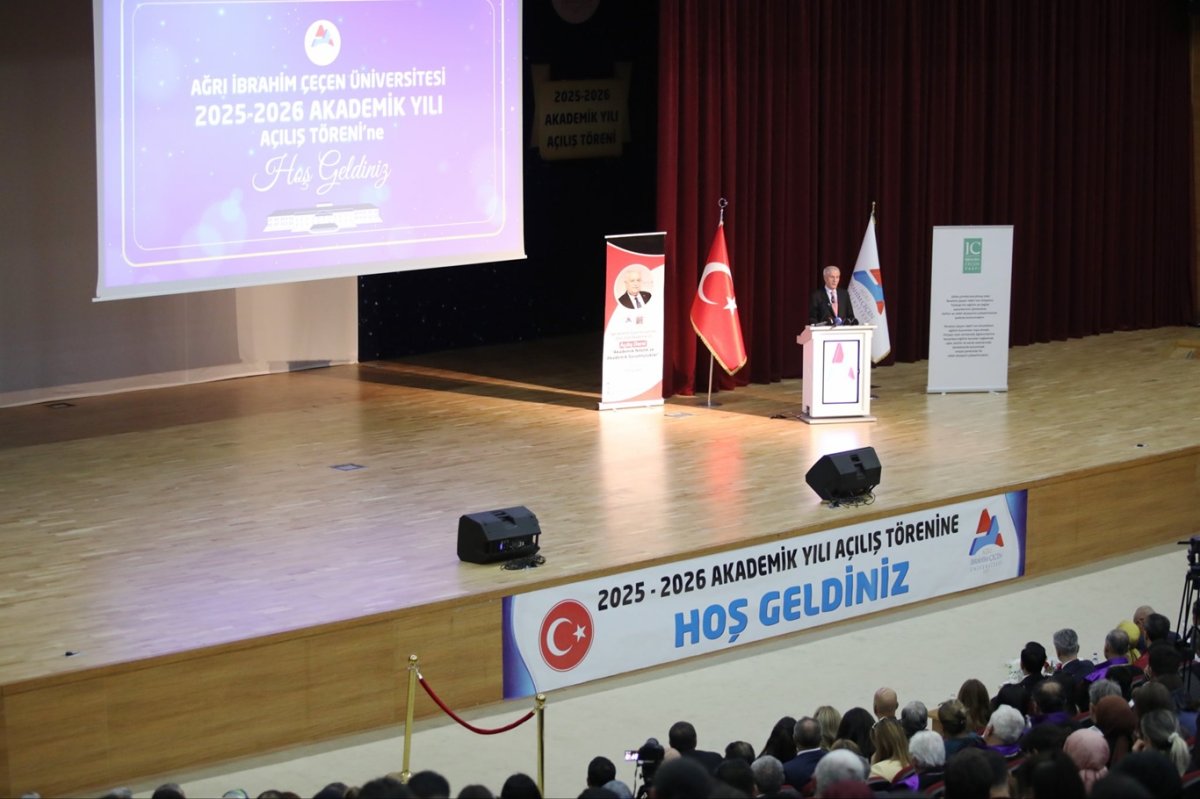 Ağrı İbrahim Çeçen Üniversitesinin akademik yılı açılışı, gerçekleştirilen programla yapıldı