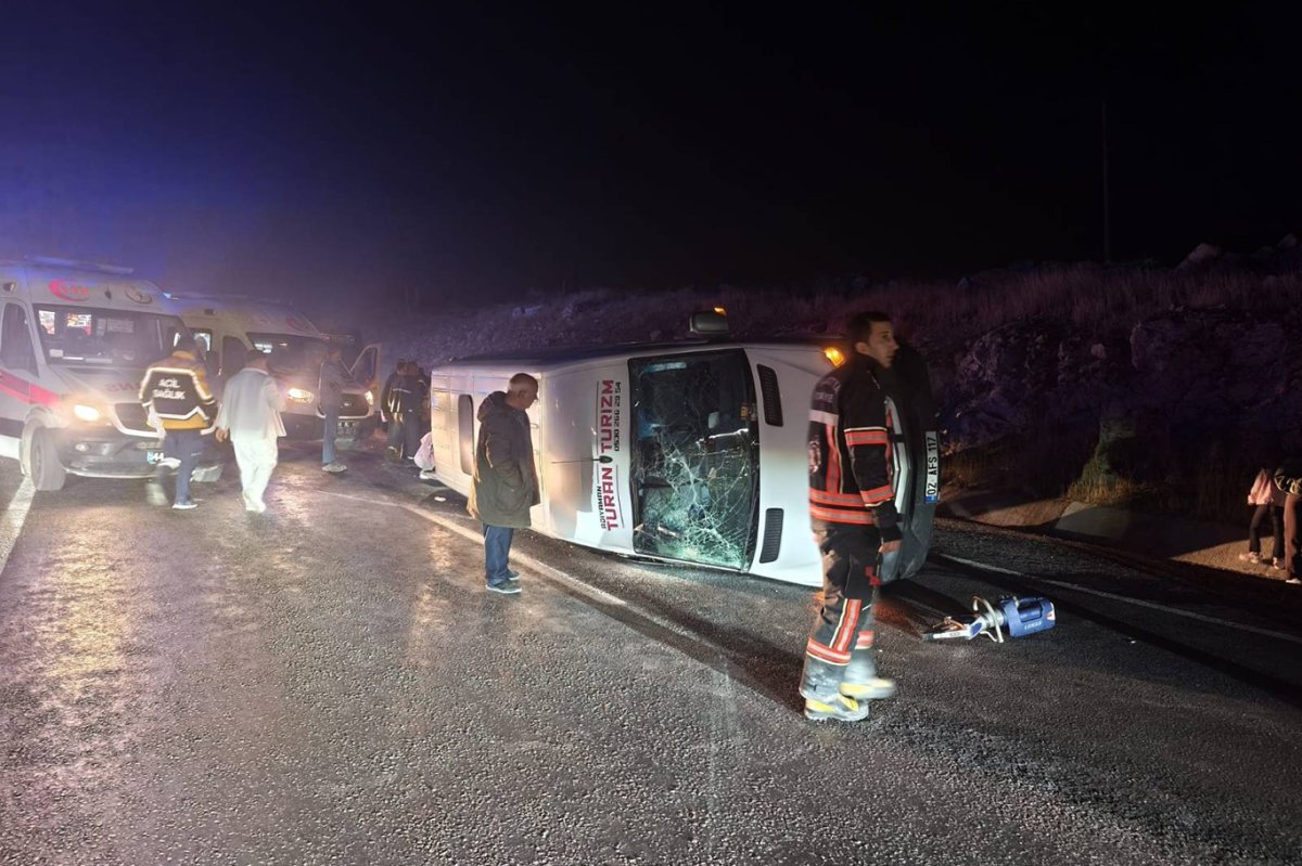 Öğrencileri taşıyan minibüs başka bir araçla çarpıştı: 1'i ağır 14 yaralı