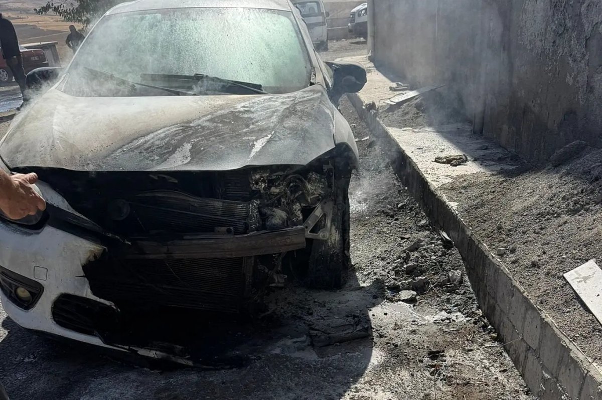 Park halindeki otomobilde yangın: Araç kullanılamaz hale geldi