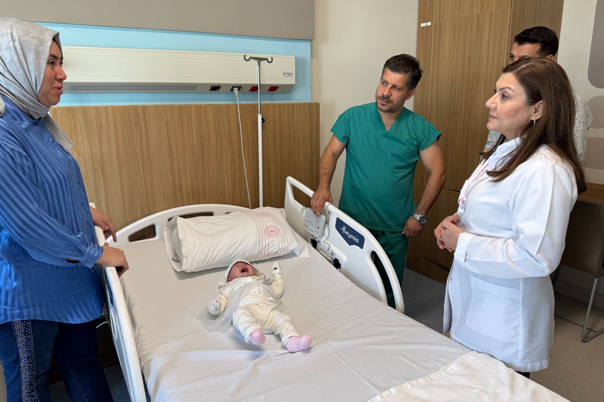 Kalbi göğüs kafesi dışında doğan bebek tedavi edildi