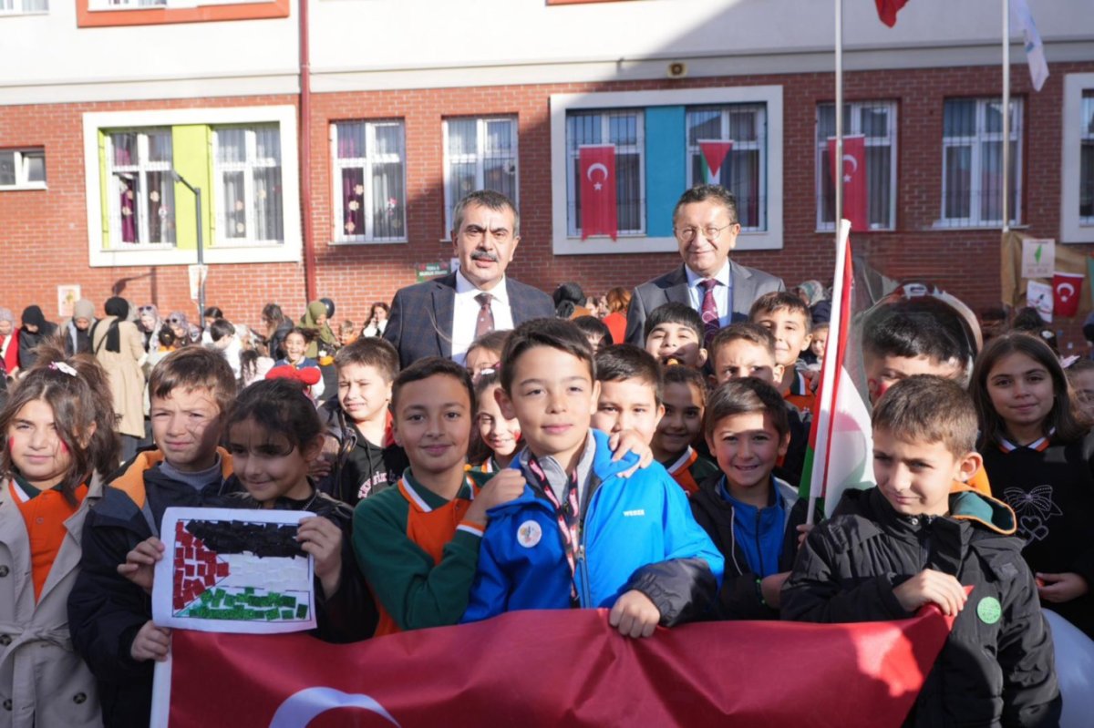 Bakan Tekin, geliri Gazze'ye bağışlanacak "Bir Okul Bin Umut Gazze Kermesi"ne katıldı