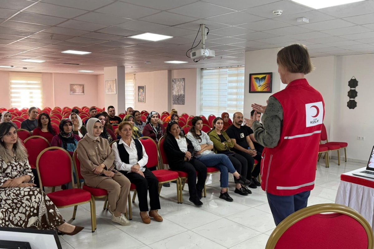 Batman'daki yurt personeline temel ilk yardım eğitimi