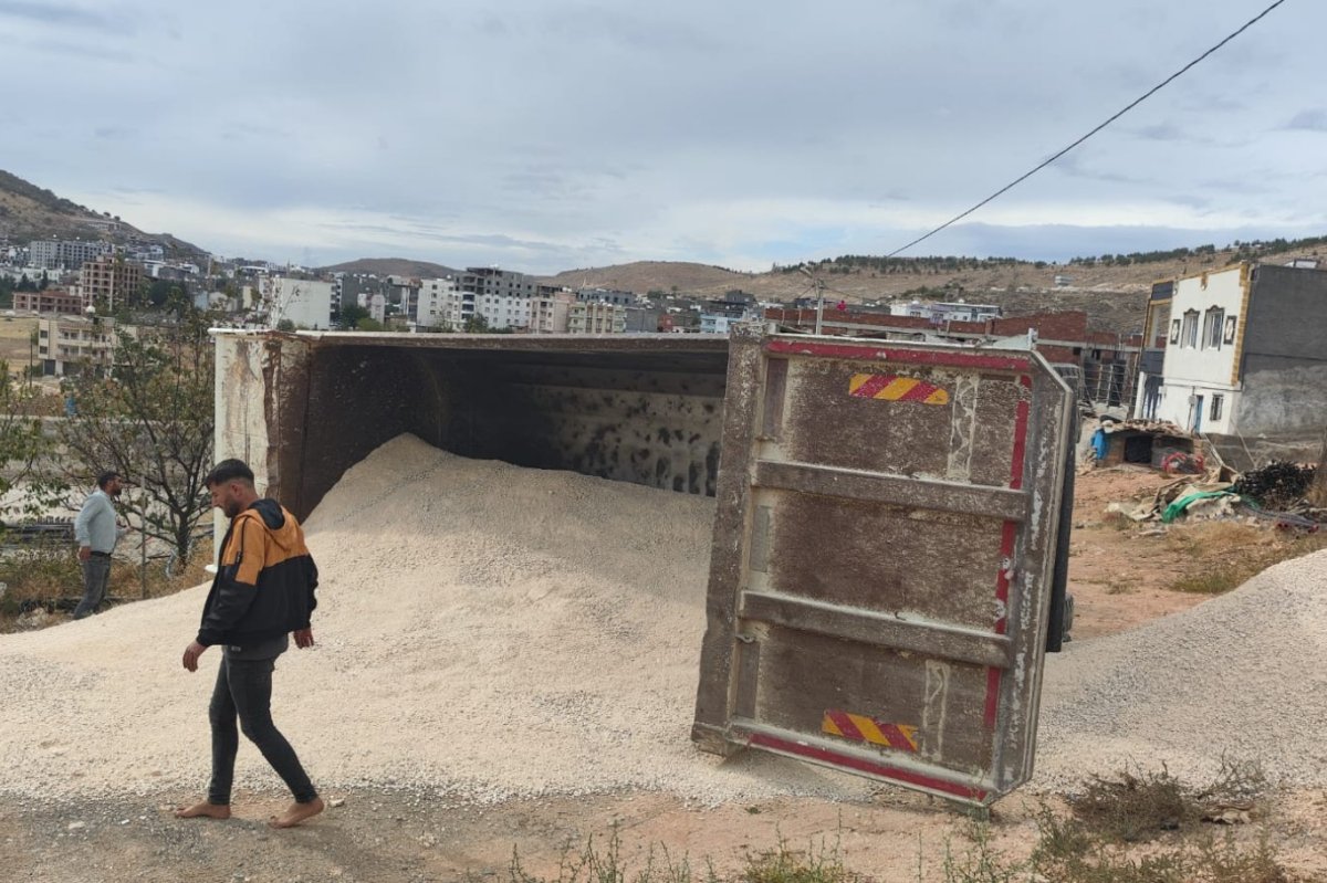 Mardin’de yük boşaltma sırasında kontrolden çıkan kamyon minibüse çarptı