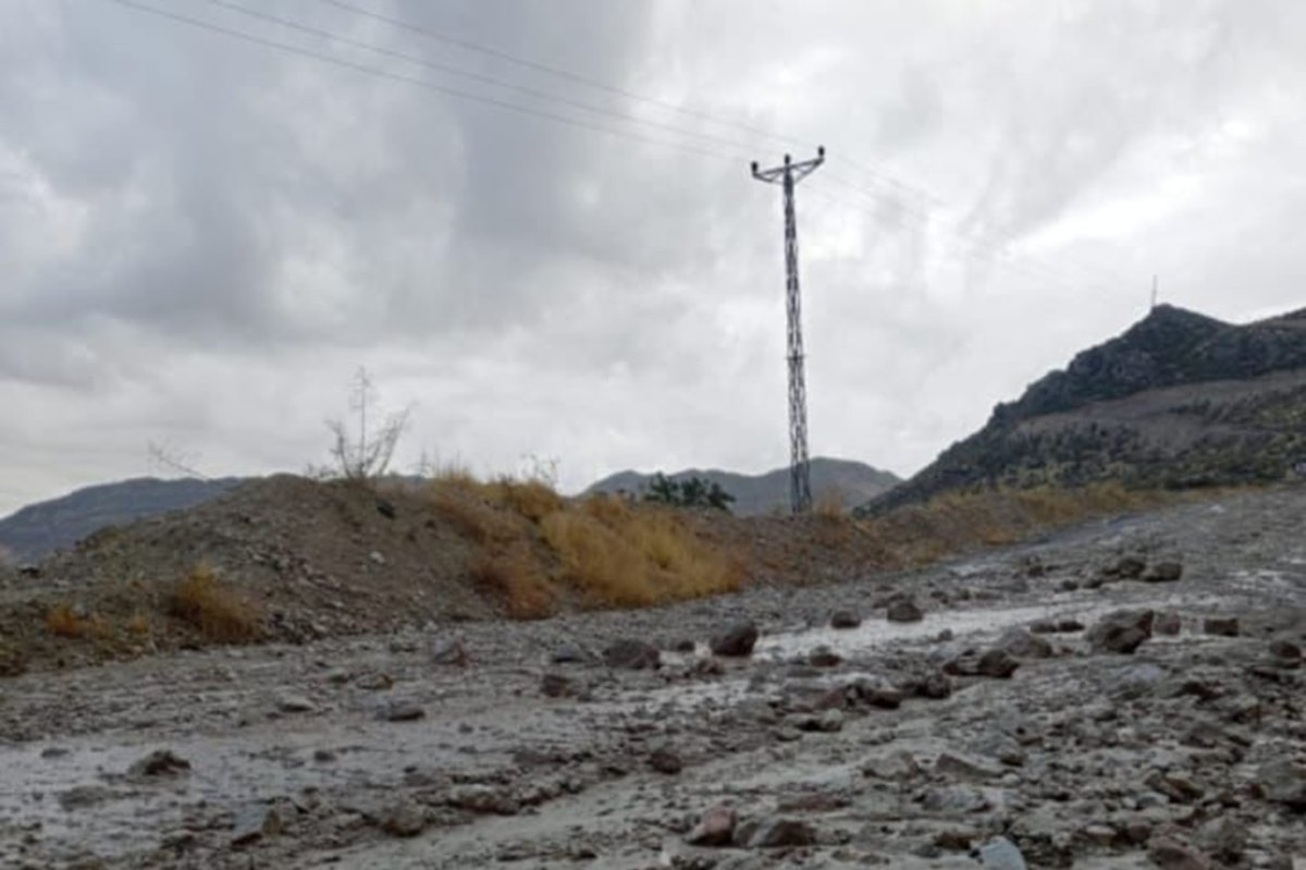 Eruh’ta heyelan sonrası kapanan yollar, ekiplerin çalışmasıyla açıldı
